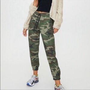 Aritzia TNA Alix Green Camo Cotton‎ Twill Camouflage Jogger pants size XS